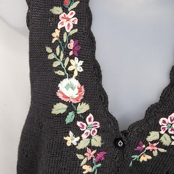 Vintage Capacity 90's Black V Neck Women's Embroidered Flowers Button Front Vest - Picture 7 of 15